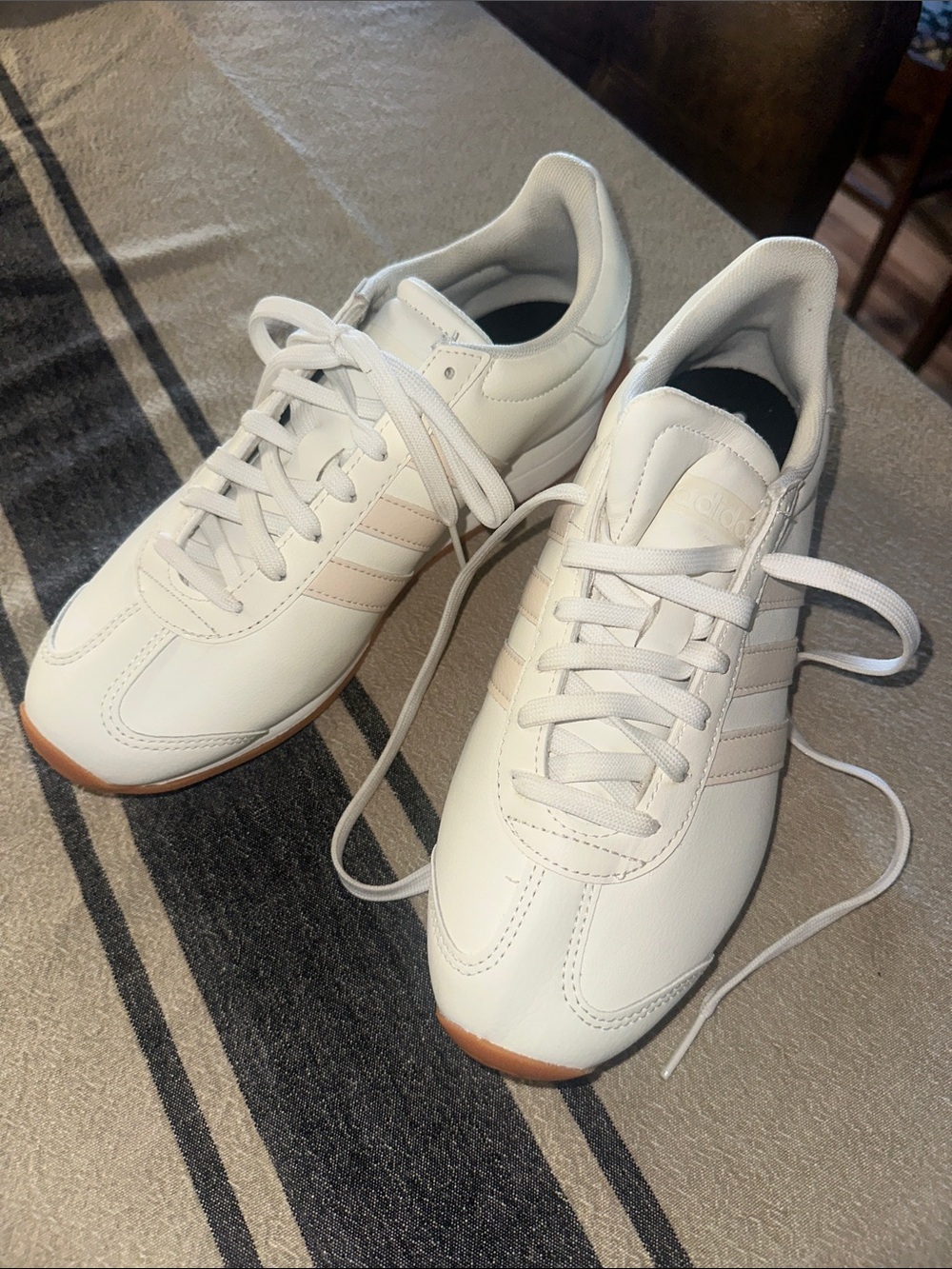 Womenโs Pink Stripe Adidas Court Sneakers